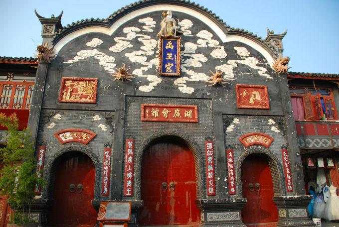 蔚州能源公司为王良庄村委会换“新家”